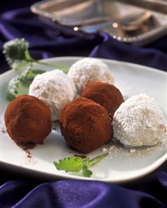 Light and dark chocolate balls