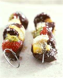 Fruit kebabs with chocolate coating and coconut flakes (1)