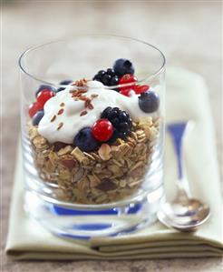 Fibre-rich muesli with berries, yoghurt and linseed. Receta disponible TR