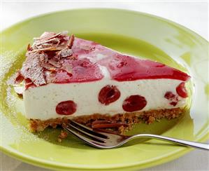 A piece of yoghurt cherry cheesecake with grated chocolate (1)