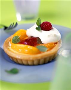 Peach tartlet with berries and cream (1)