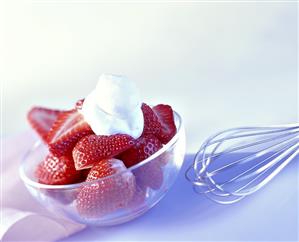 Fresh strawberries with cream (1)