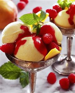 Mango ice cream with raspberry sauce