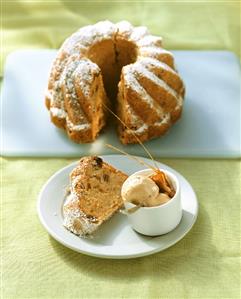 Apple gugelhupf with walnut ice cream (1)