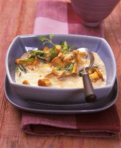 Cream of chanterelle soup with marjoram (1)