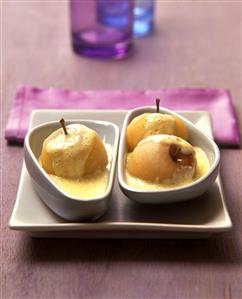 Poached apples with vanilla cream