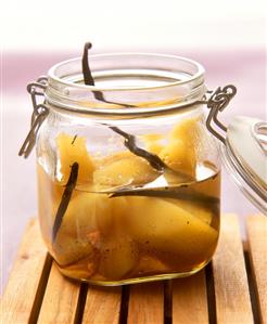 Quince compote with vanilla pods in preserving jar (1)