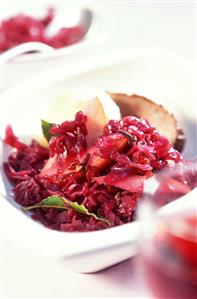 Red cabbage with apples, cloves and ginger