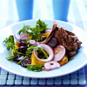 Beef salad with beetroot and fruit