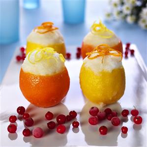 Lemon sorbet in hollowed-out oranges and lemons. Receta disponible TR