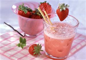 Whey drink with strawberries and vanilla (1)