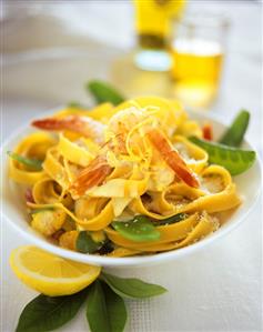 Tagliatelle with shrimps, mangetouts and lemon sauce