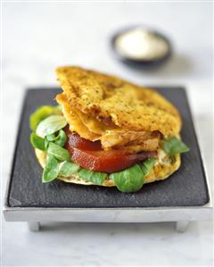 Chicken burger with quinces, hummus and corn salad. Receta disponible TR