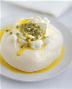 Meringue with passion fruit sauce