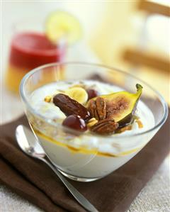 Greek yoghurt with figs, nuts, dates, bananas