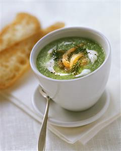 Cold cucumber soup with smoked salmon and sour cream (1). Paso a paso disponible.  Receta disponible TR