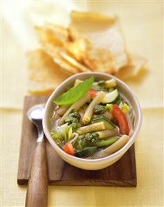 Minestrone con pesto (minestrone with macaroni & pesto). Receta disponible. Paso a paso disponible