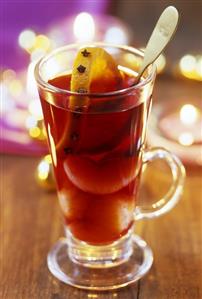 Mulled wine with mandarins and slice of orange (1)