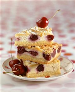 Cherry quark cake with crumble topping