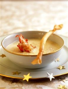 Crema de langosta. Parmesan soup with cooked crab tails. Receta disponible.