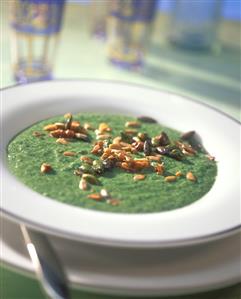 Spinach soup with roasted nuts