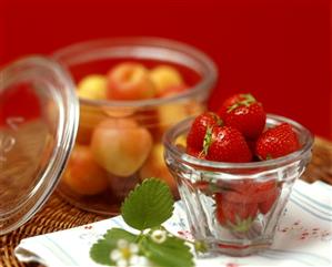 Strawberries and apricots (2)