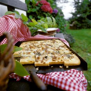 Spicy pear and Roquefort slices (S. France)