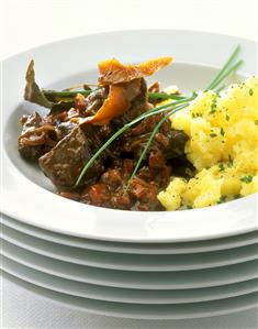 Game goulash with orange and mashed potatoes