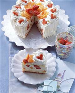 Apricot and champagne gateau with strawberries