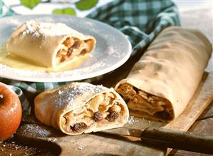 Strudel di mele (S. Tyrolean apple strudel, Italy)