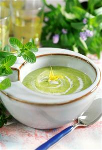 Chlodnik ogorkowo-mietowy (cold minted cucumber soup, Poland)