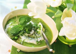 Green creamed pea soup with mint