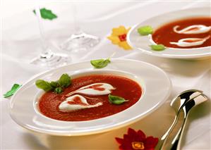 Tomato soup with crème fraiche and basil for lovers. Receta disponible TR.