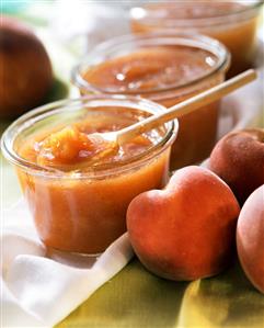 Peach jam in preserving jars (1)