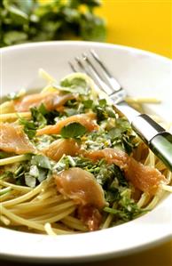 Spaghetti with smoked salmon and watercress