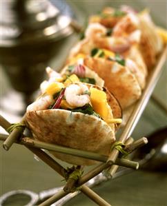 Flatbreads filled with shrimps, mango and herbs. Receta disponible TR