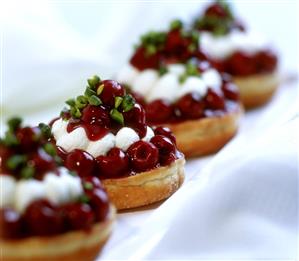 Quick bagel cherry tartlet