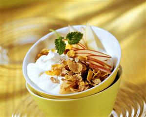 Yoghurt muesli with apple wedges and cereals