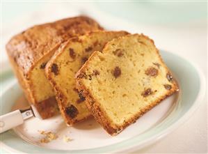 Banana and apple cake with raisins, a piece cut