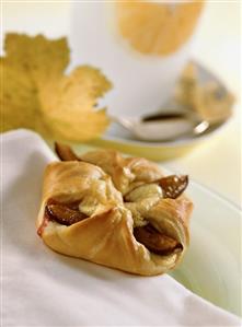 Plum and cottage Kolatschen (quark pasties with plums)