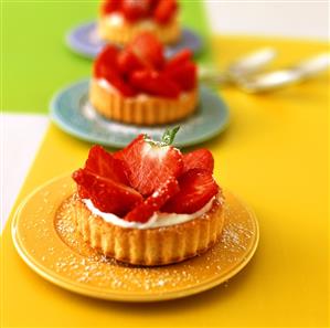 Strawberry tartlets with cream quark