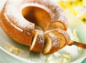 Quick banana cake with icing sugar