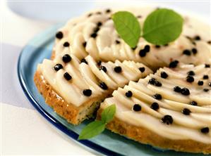 Stracciatella cake with pears and blueberries