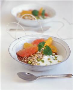 Orange and grapefruit muesli with pistachios