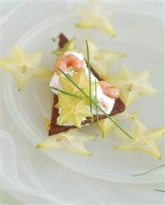 Pumpernickel with quark, shrimps and carambola