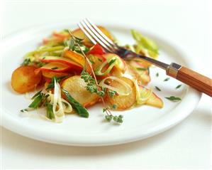 Pan-cooked potato dish with leeks and apple