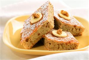 Quick banana cake with nuts