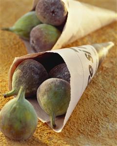 Fresh figs in newspaper bags