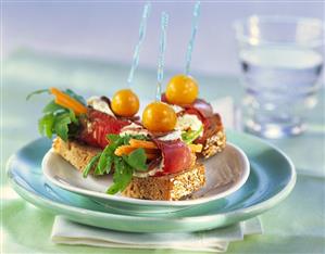 Wholemeal bread with roast beef roll and physalis