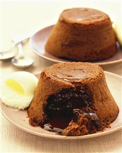 Chocolate fondant pudding with cardamom yoghurt ice cream. Paso a paso disponible. Receta disponible